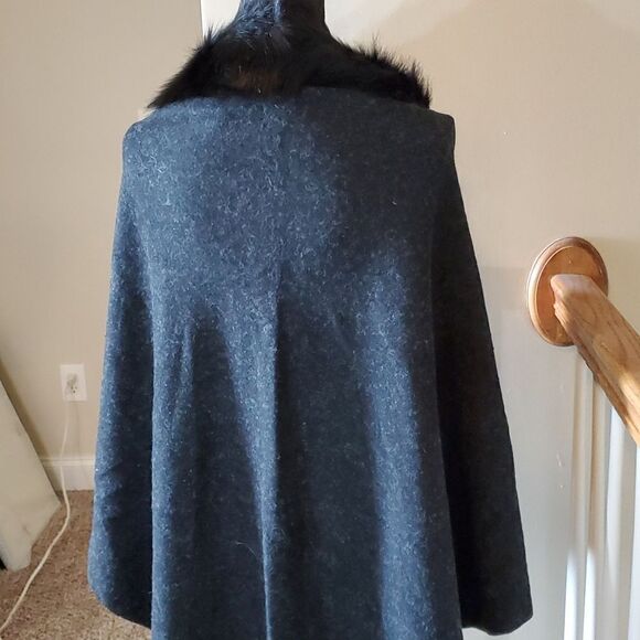 SALE Gorgeous Vegan Fur Black Cape - Picture 5 of 8